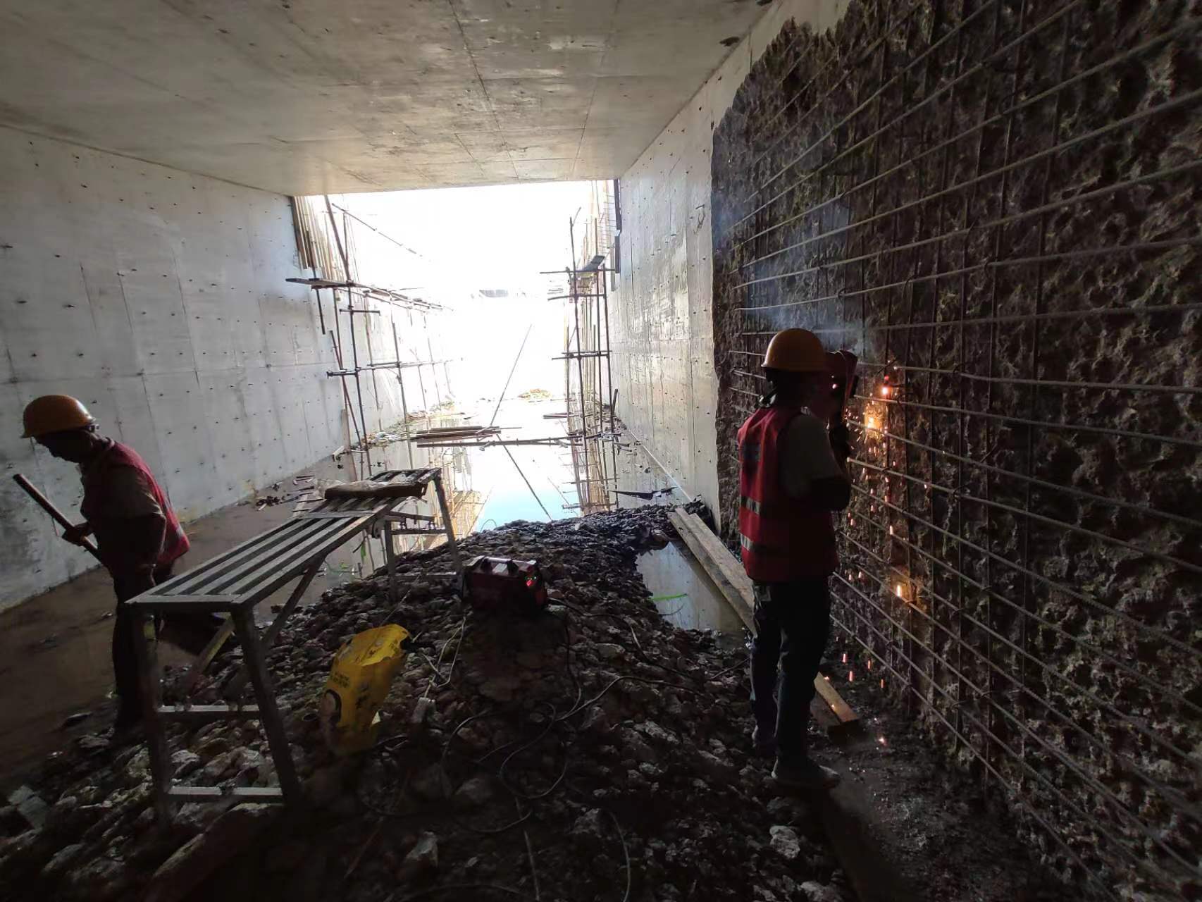 乌鲁木齐挖断承重墙导致楼体开裂，加固施工方案出炉